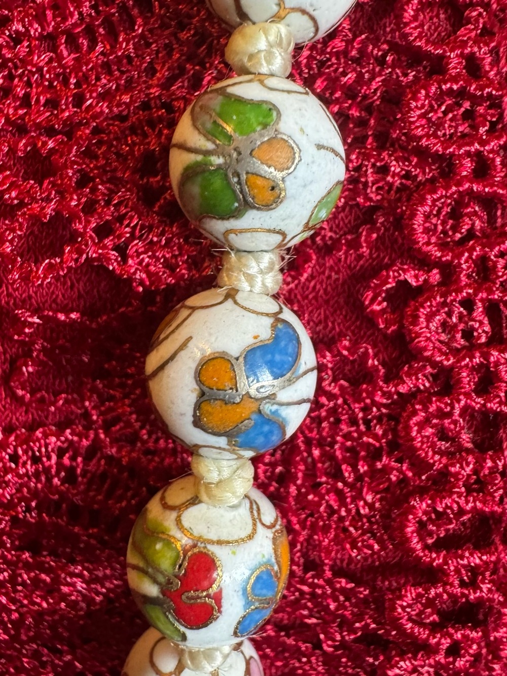 VTG cloisonné hand knot beaded enamel necklace w/white background & butterflies